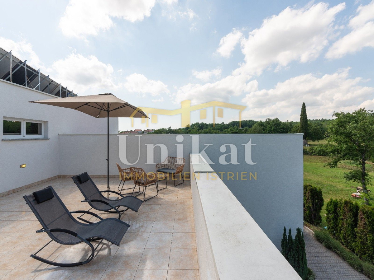 Villa moderna con piscina interna ed esterna